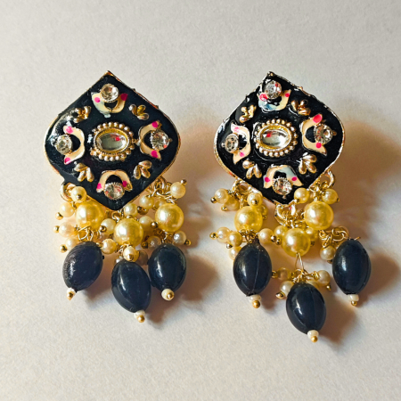 MINT POLISH DIAMOND SHAPED BLACK EARRING