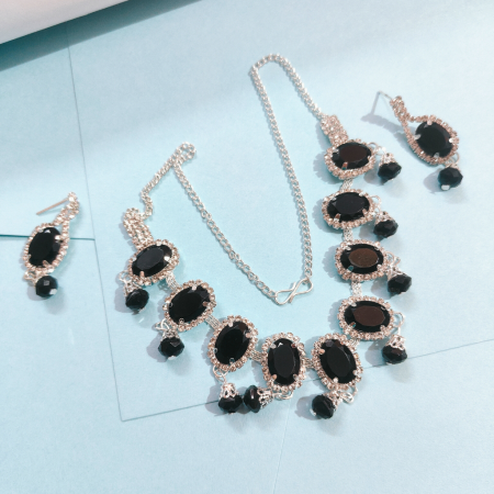 SHINING BLACK COLOR NECK PIECE
