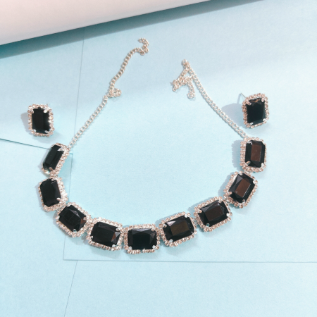 SPARKLING BLACK COLOR NECK PIECE