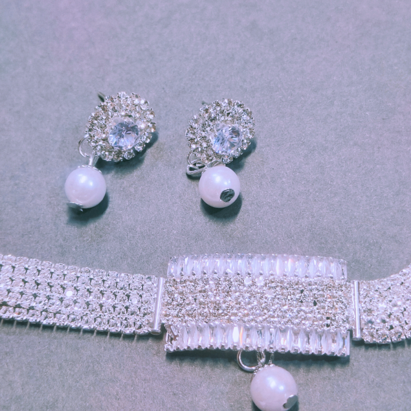 GLITTERING WHITE CHOKER SET