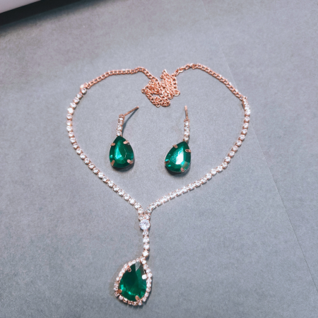 GLITTERING GREEN AD PENDANT SET