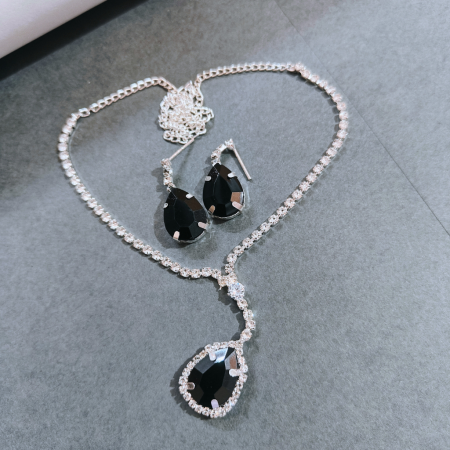 GLITTERING BLACK AD PENDANT SET
