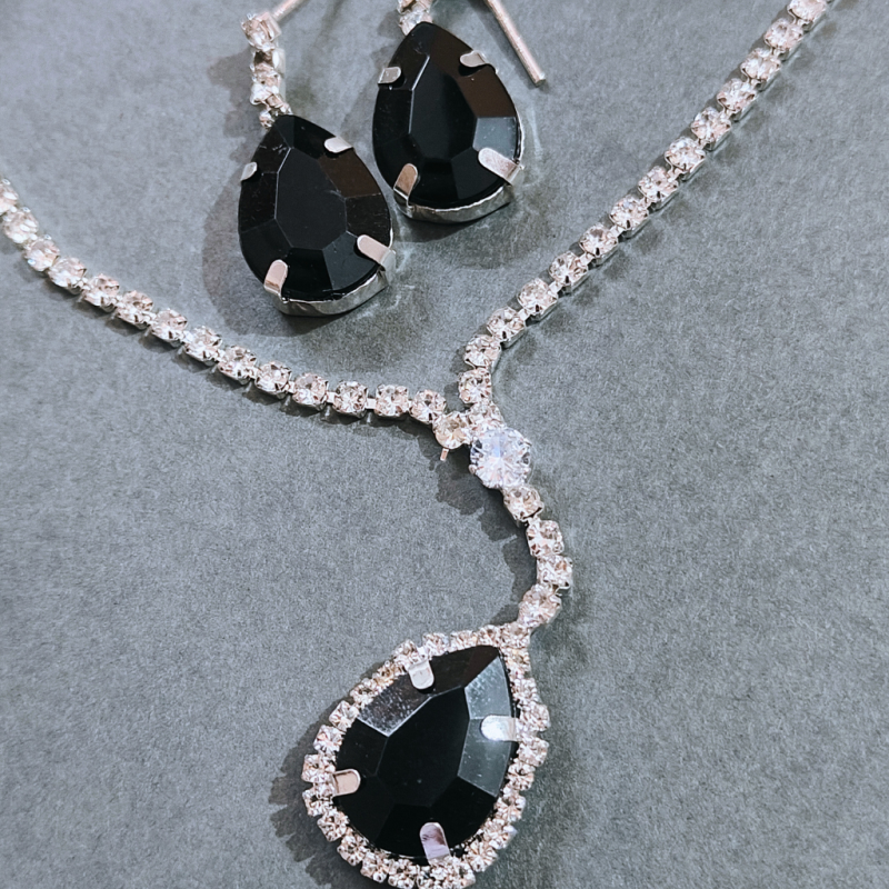 GLITTERING BLACK AD PENDANT SET