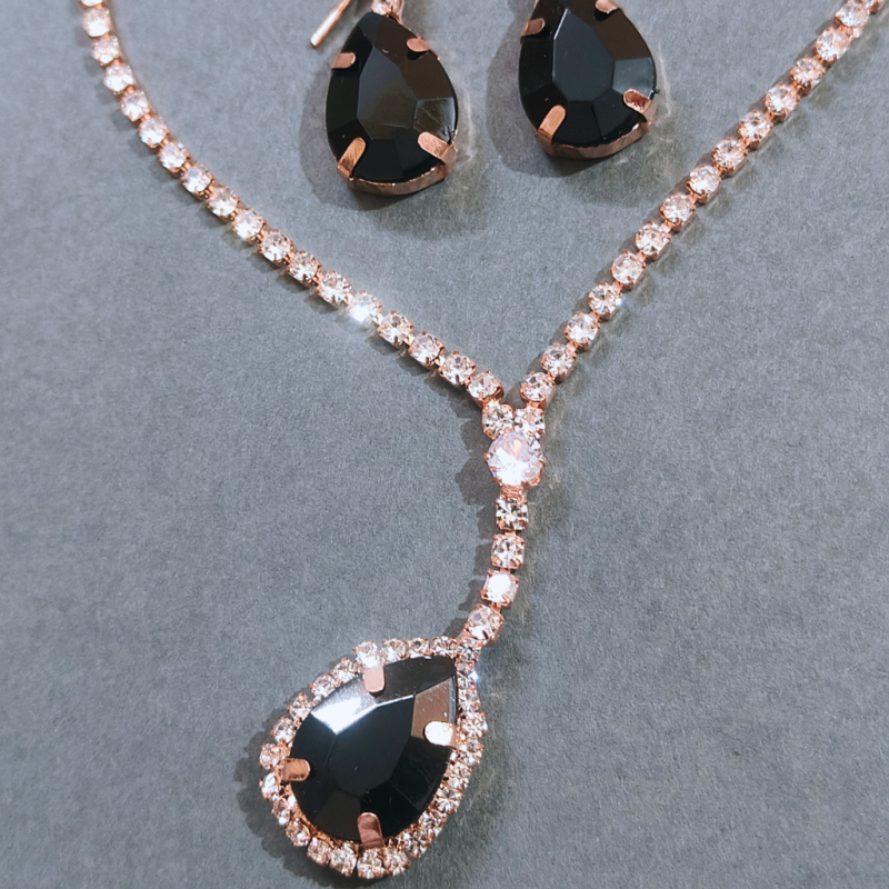 GLITTERING GOLDEN BLACK AD PENDANT SET