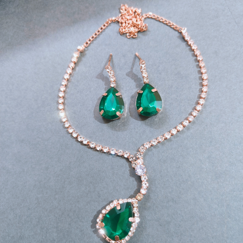 GLITTERING GOLDEN GREEN AD PENDANT SET