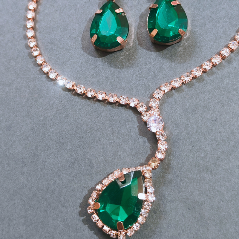 GLITTERING GOLDEN GREEN AD PENDANT SET