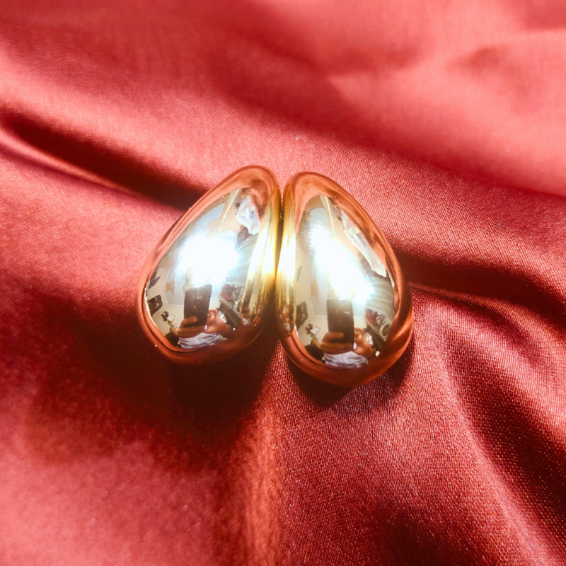 GOLDEN KOREAN DROPLET CURVED EARRING
