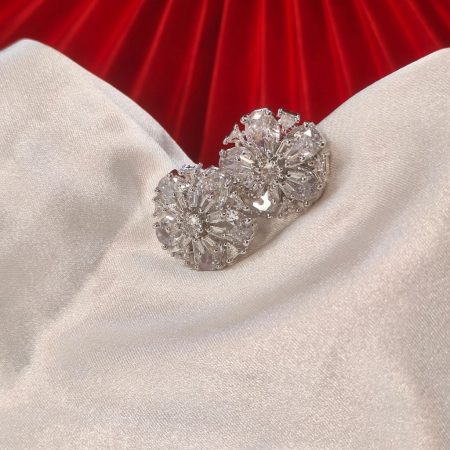 CHANGLABLE AD WHITE EARRING